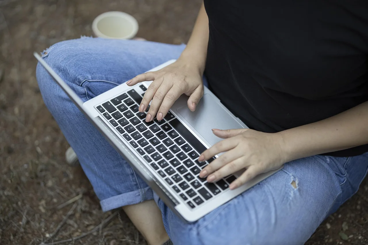 laptop, work, keyboard, screen, course, note, office, cafe, computer, coffee, technology, cappuccino, espresso, good morning, morning, caffeine, start, open air, to sit, woman, hands. 4 points worth checking on online course marketing questions