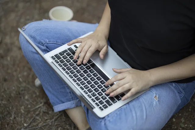 laptop, work, keyboard, screen, course, note, office, cafe, computer, coffee, technology, cappuccino, espresso, good morning, morning, caffeine, start, open air, to sit, woman, hands. 4 points worth checking on online course marketing questions