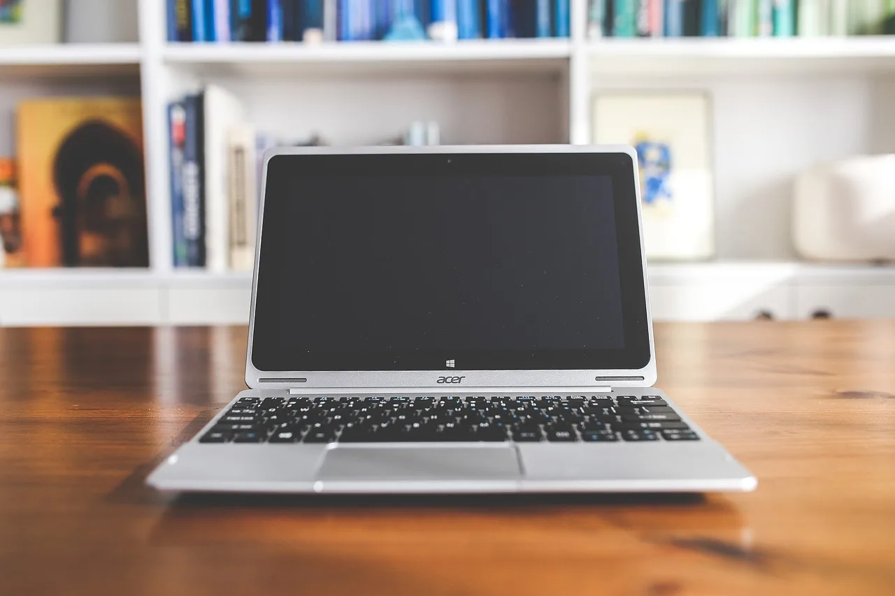 notebook, netbook, laptop, technology, screen, keyboard, desk, wooden, table. What the FTC affiliate disclosure guides ask of US digital product creators